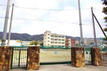 枚岡中学校